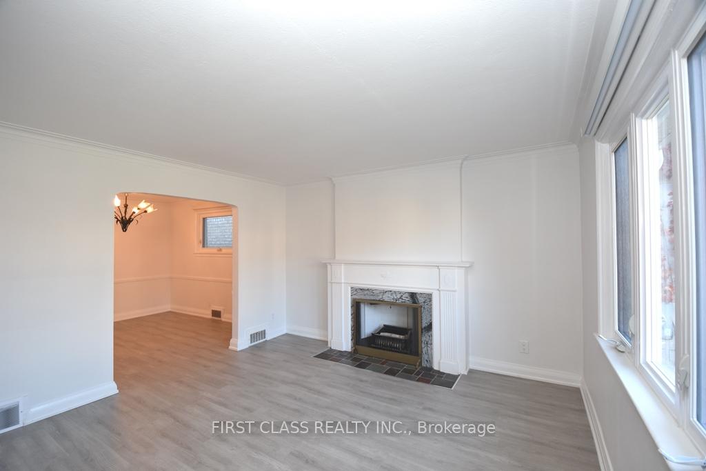 129 Felbrigg Avenue, Toronto C04 — photo 3 of 5