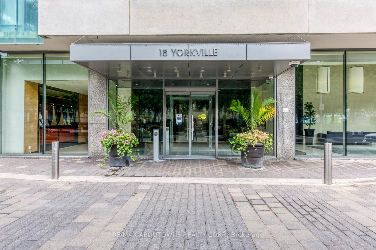 18 Yorkville Avenue 3204, Toronto C02 — photo 2 of 5