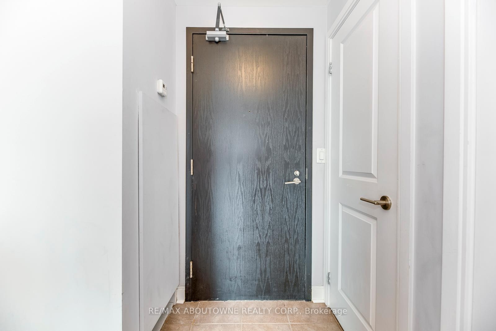18 Yorkville Avenue 3204, Toronto C02 — photo 3 of 5