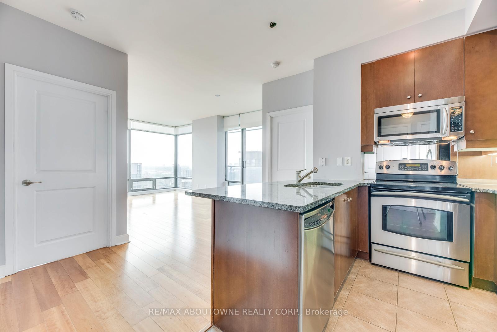 18 Yorkville Avenue 3204, Toronto C02 — photo 4 of 5