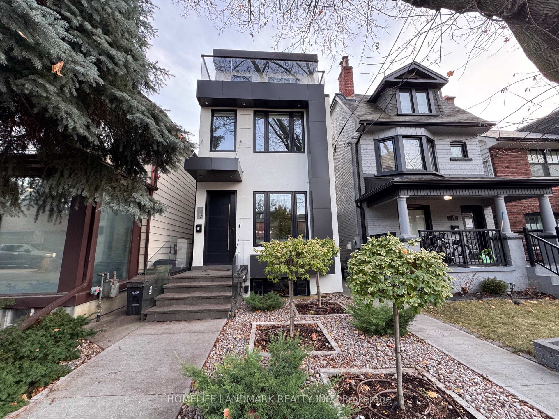 17 Hocken Avenue Lower, Toronto C02, ON M6G 2K1 — Toronto C02, Ontario