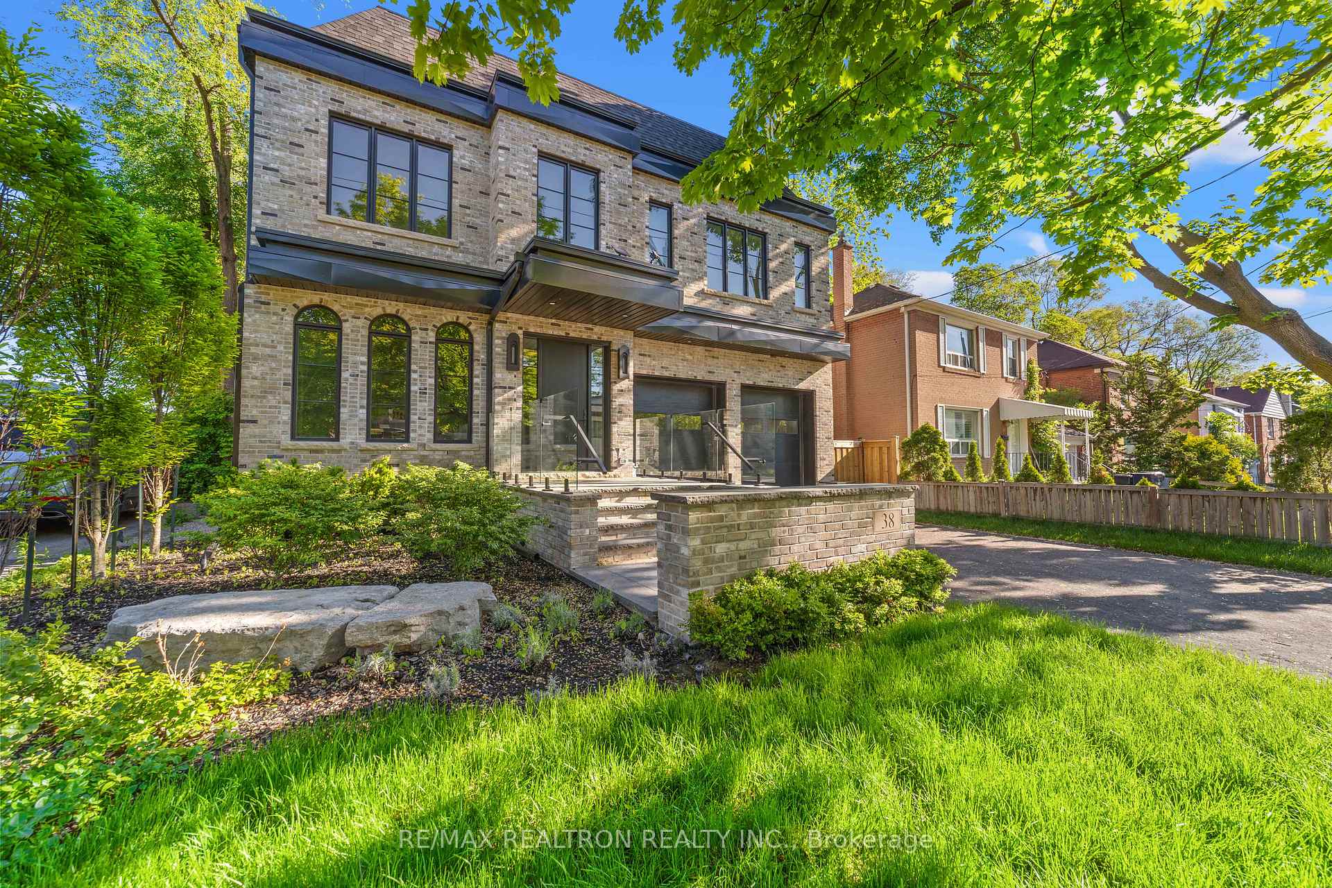 38 Ridgevale Drive, Toronto C04 — photo 2 of 5