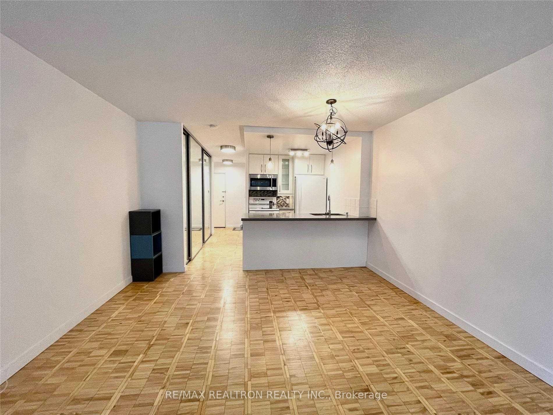 22 Shallmar Boulevard 206, Toronto C04 — photo 3 of 5