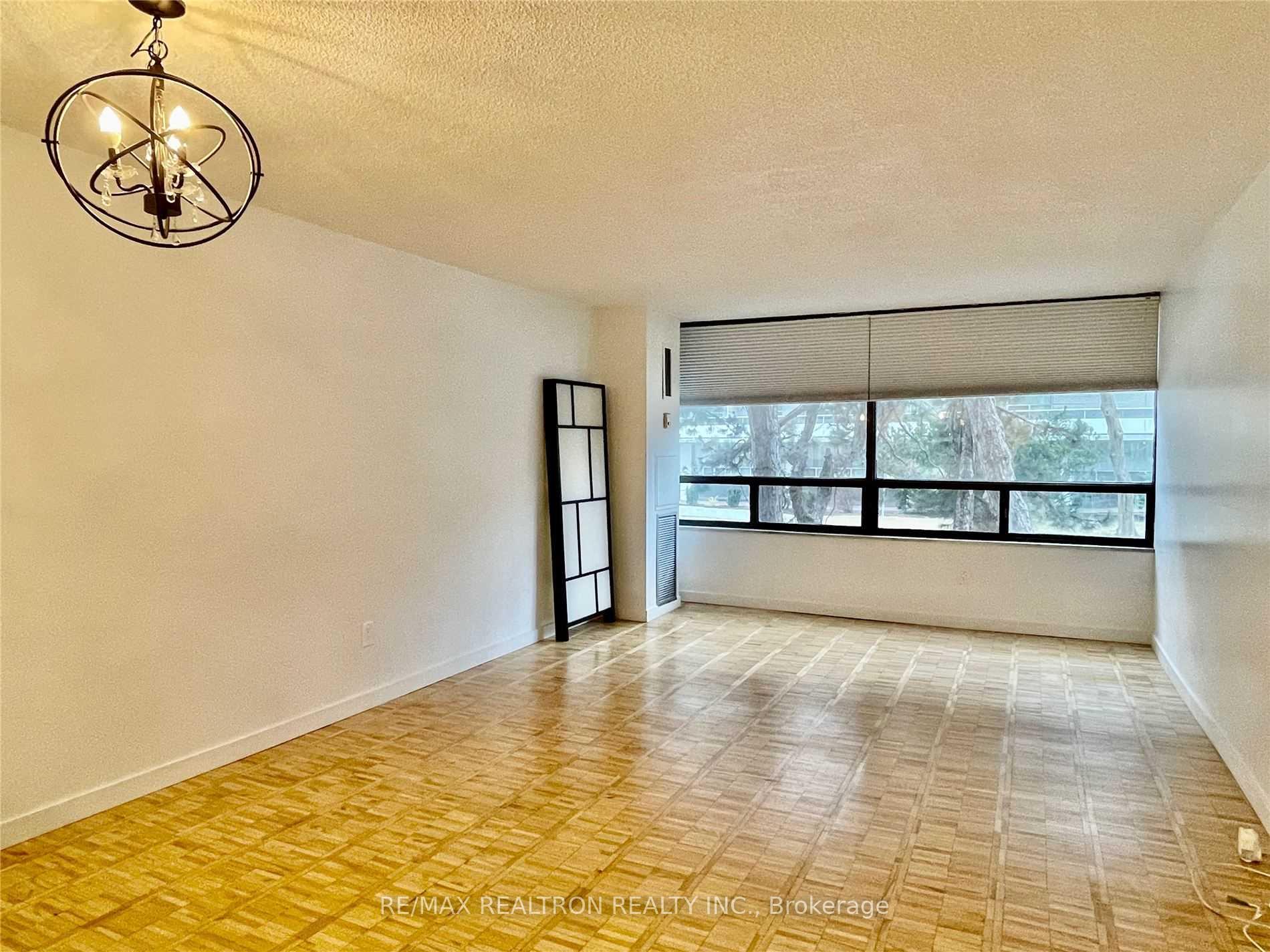 22 Shallmar Boulevard 206, Toronto C04 — photo 4 of 5