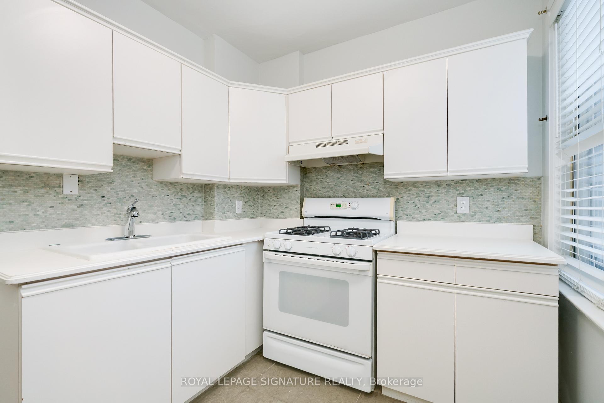 27 Hillsboro Avenue Unit 2, Toronto C02 — photo 5 of 5