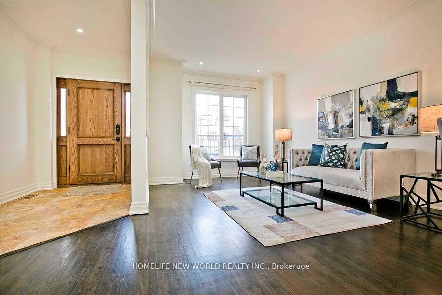 7 Roslin Avenue, Toronto C04 — photo 3 of 5