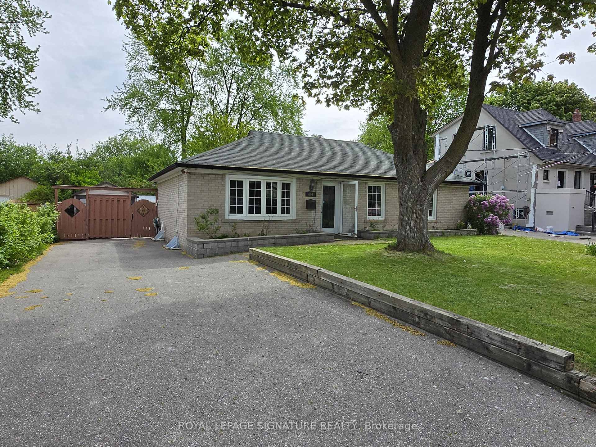 601 Conacher Drive, Toronto C14 — photo 2 of 5
