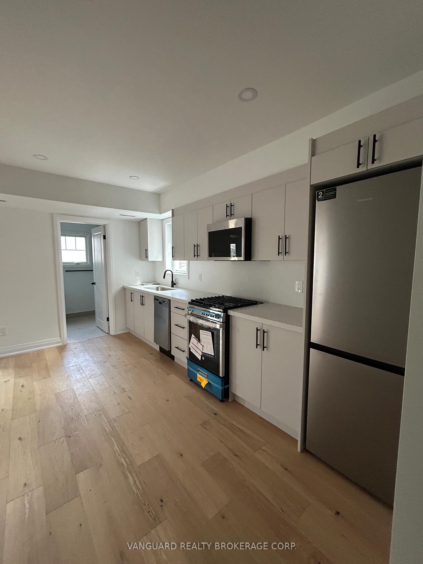 12 Franklin Avenue A, Toronto C07 — photo 2 of 5