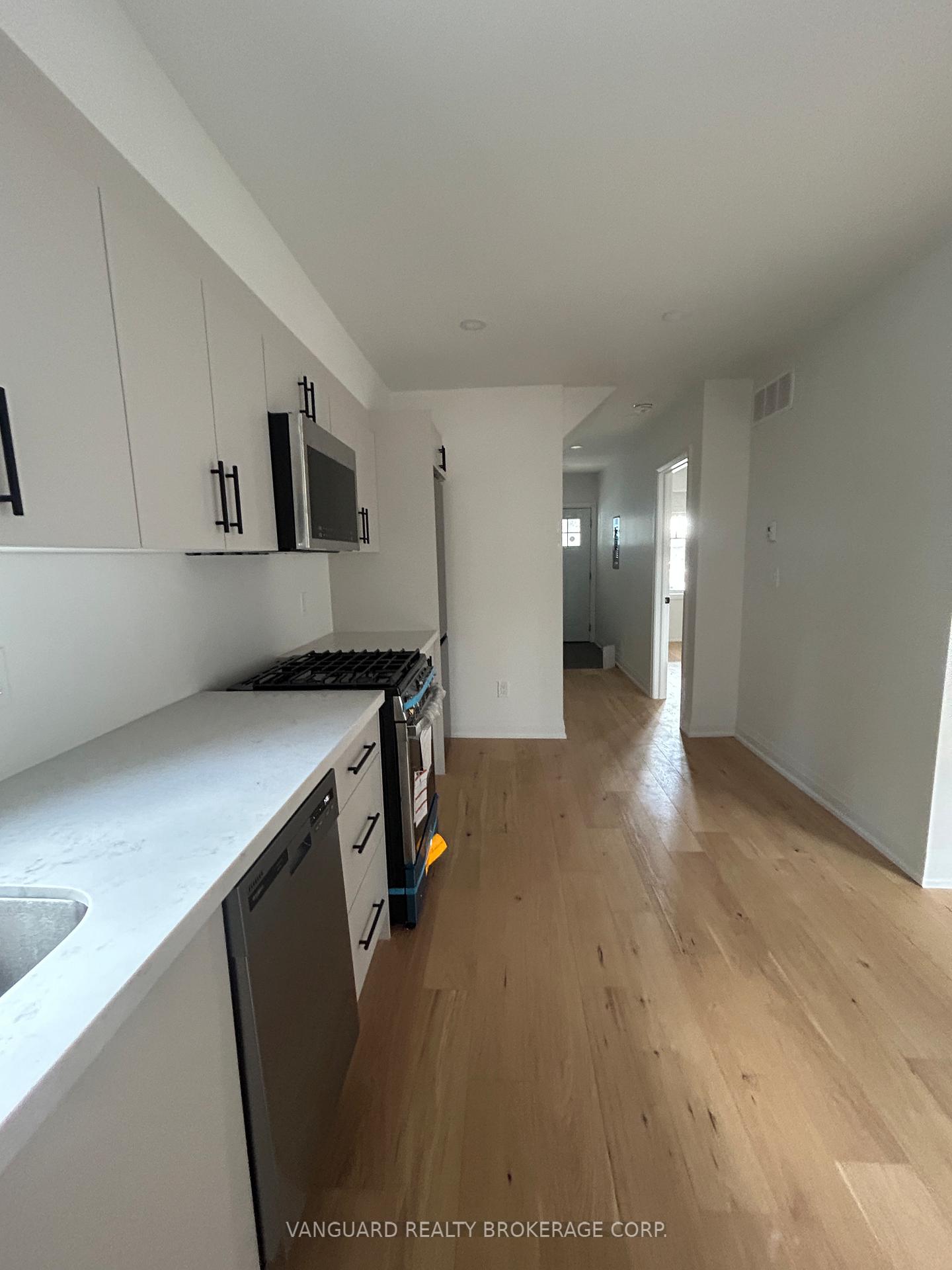 12 Franklin Avenue A, Toronto C07 — photo 3 of 5