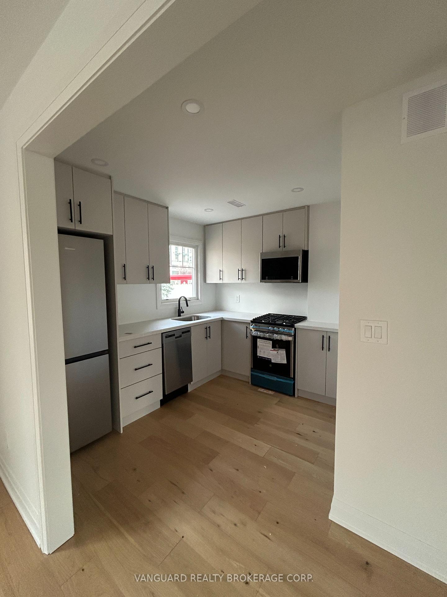 12 Franklin Avenue B, Toronto C07 — photo 2 of 5