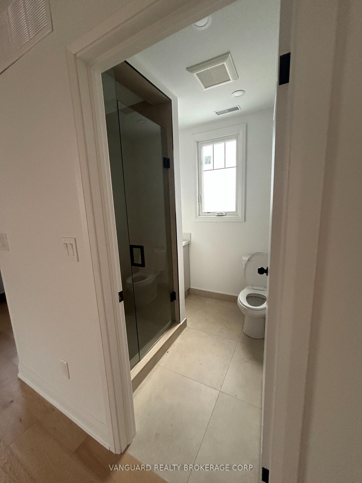12 Franklin Avenue B, Toronto C07 — photo 4 of 5