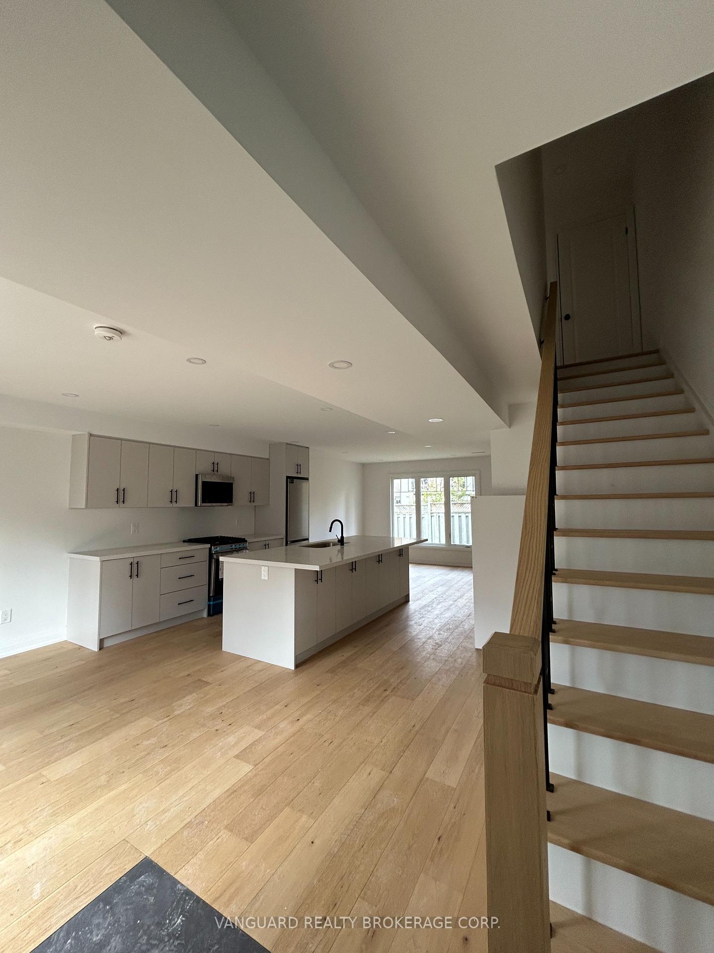 12 Franklin Avenue D, Toronto C07 — photo 2 of 5