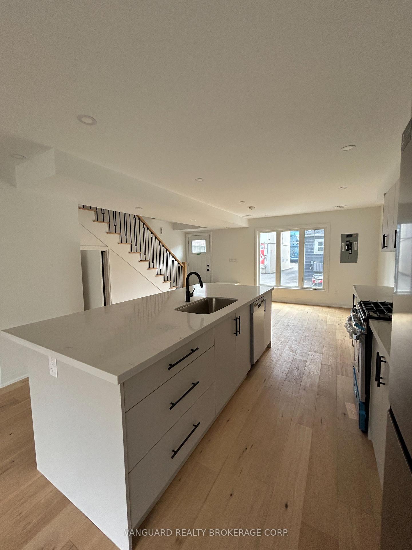 12 Franklin Avenue D, Toronto C07 — photo 3 of 5