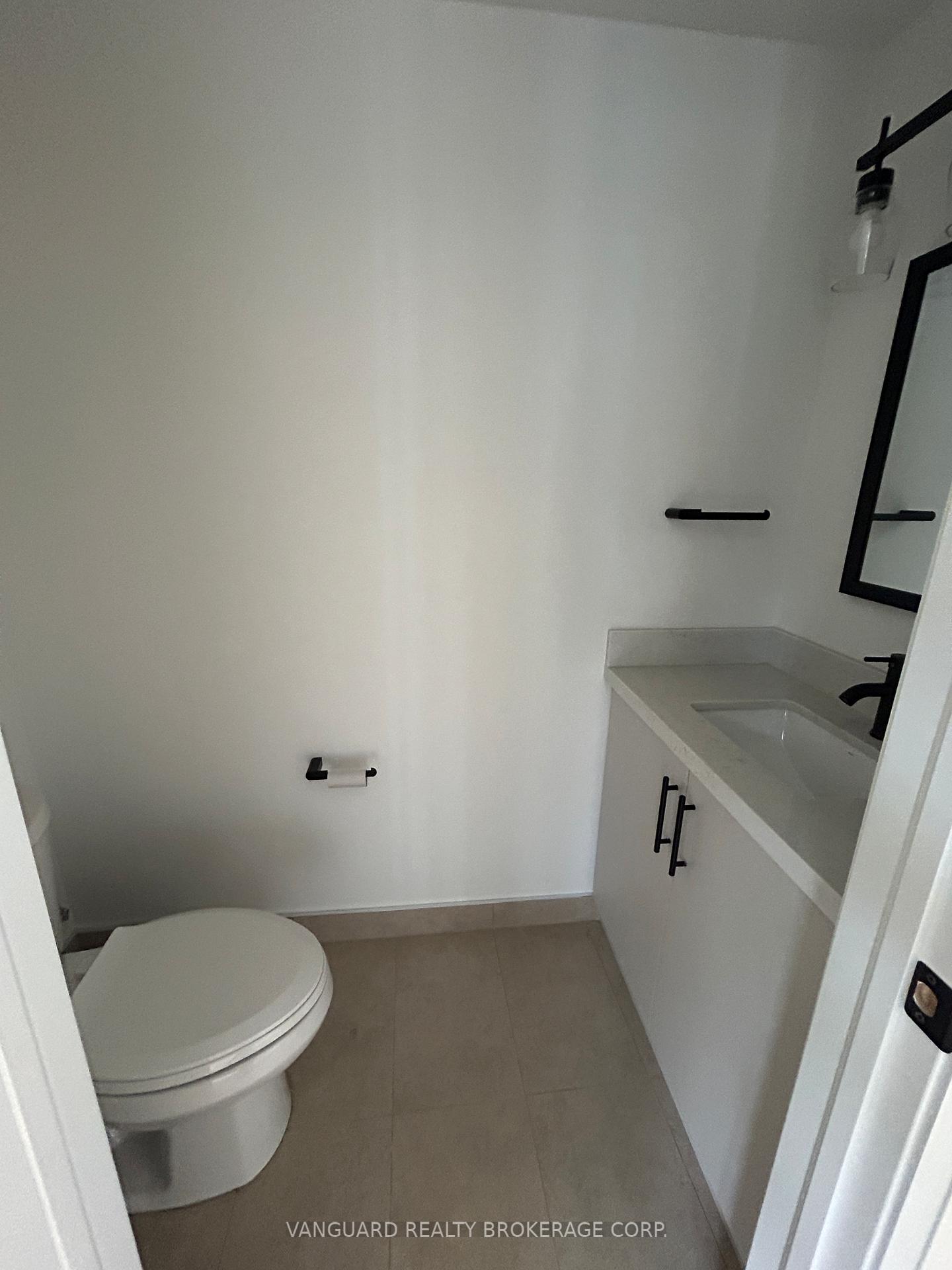 12 Franklin Avenue D, Toronto C07 — photo 4 of 5