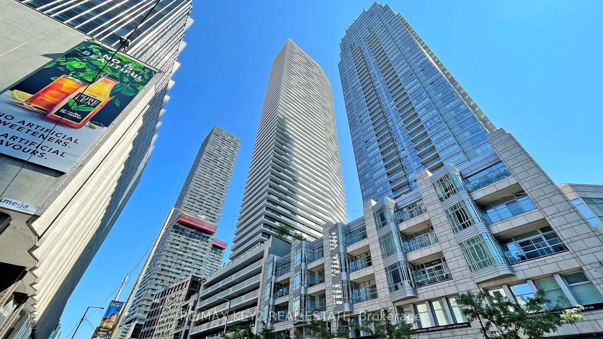 2221 Yonge Street 5005, Toronto C10, ON M4S 2B4