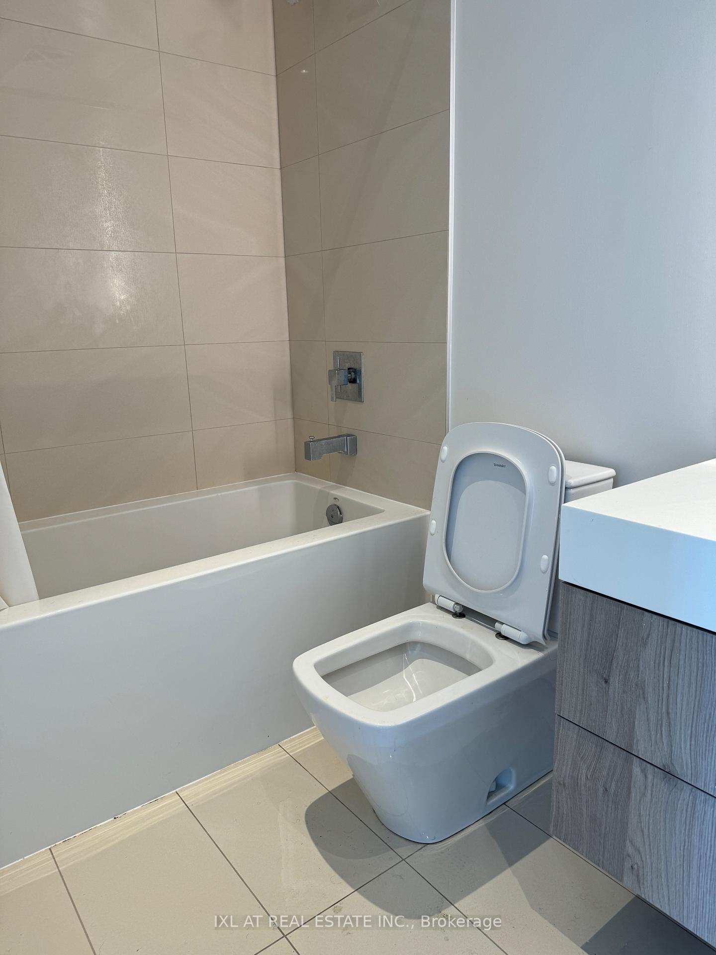 1 Yorkville Avenue 3405, Toronto C02 — photo 3 of 5