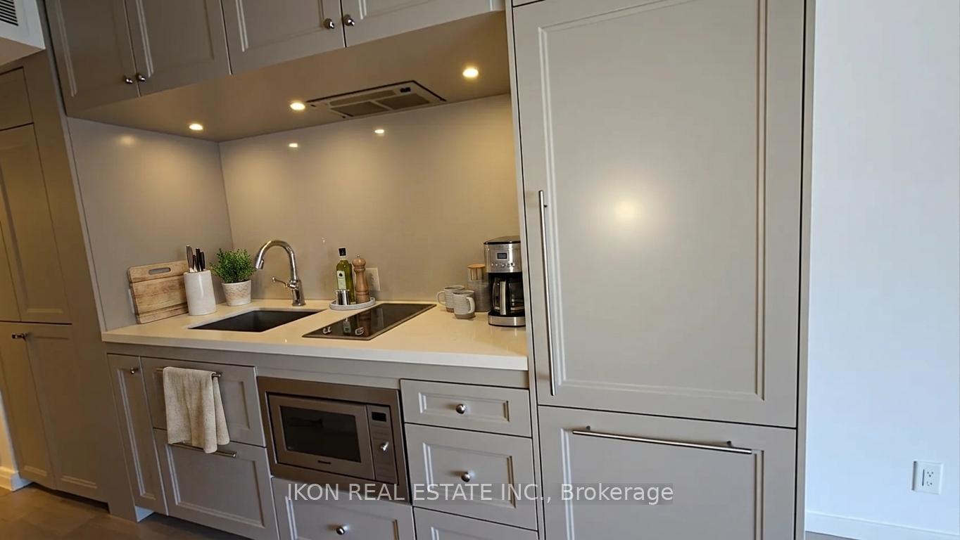 155 Yorkville Avenue 1013, Toronto C02 — photo 3 of 5