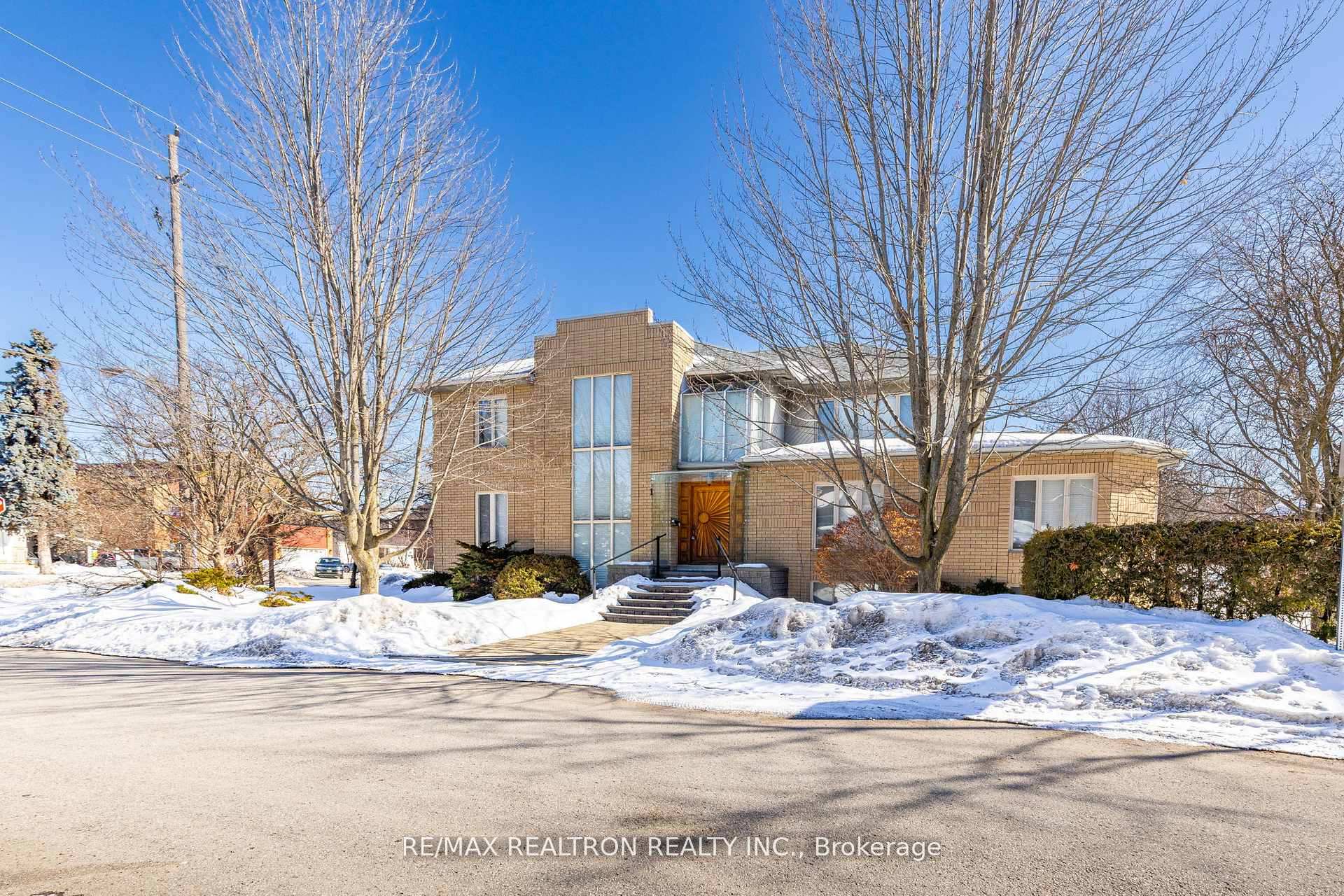 1 Sunforest Court, Toronto C07 — photo 3 of 5
