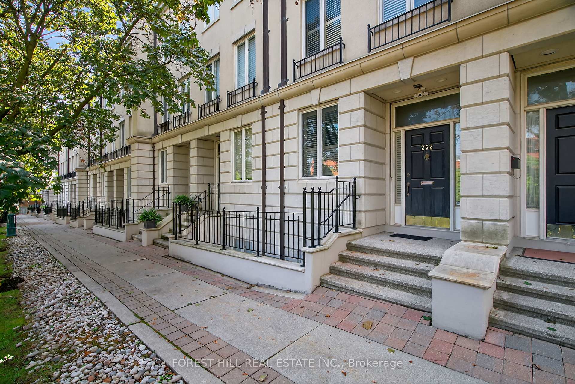 252 Spadina Road, Toronto C02, ON M5R 2V1 — Toronto C02, Ontario