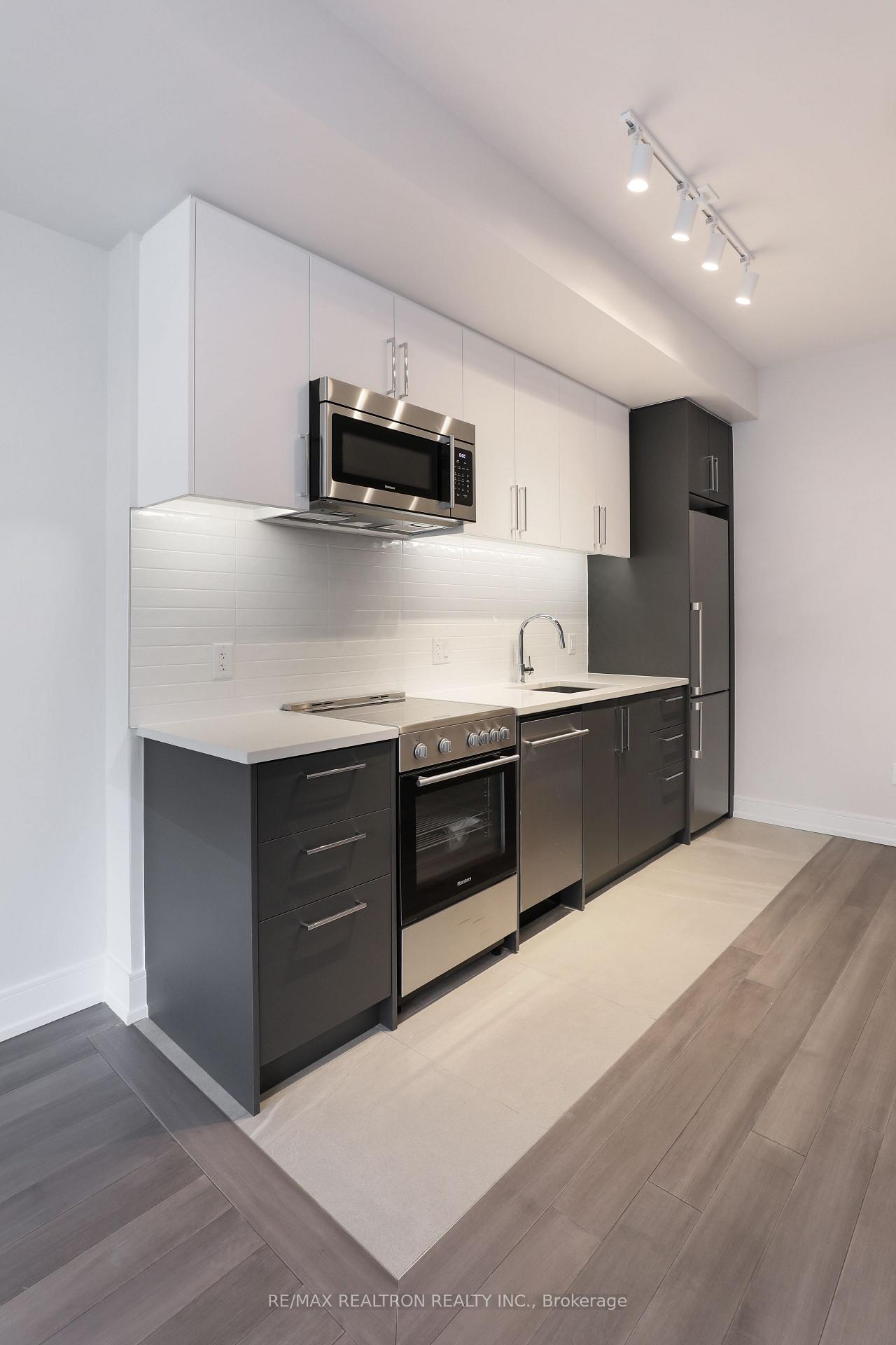 2525 Bathurst Street 810, Toronto C04, ON M6B 2Y9