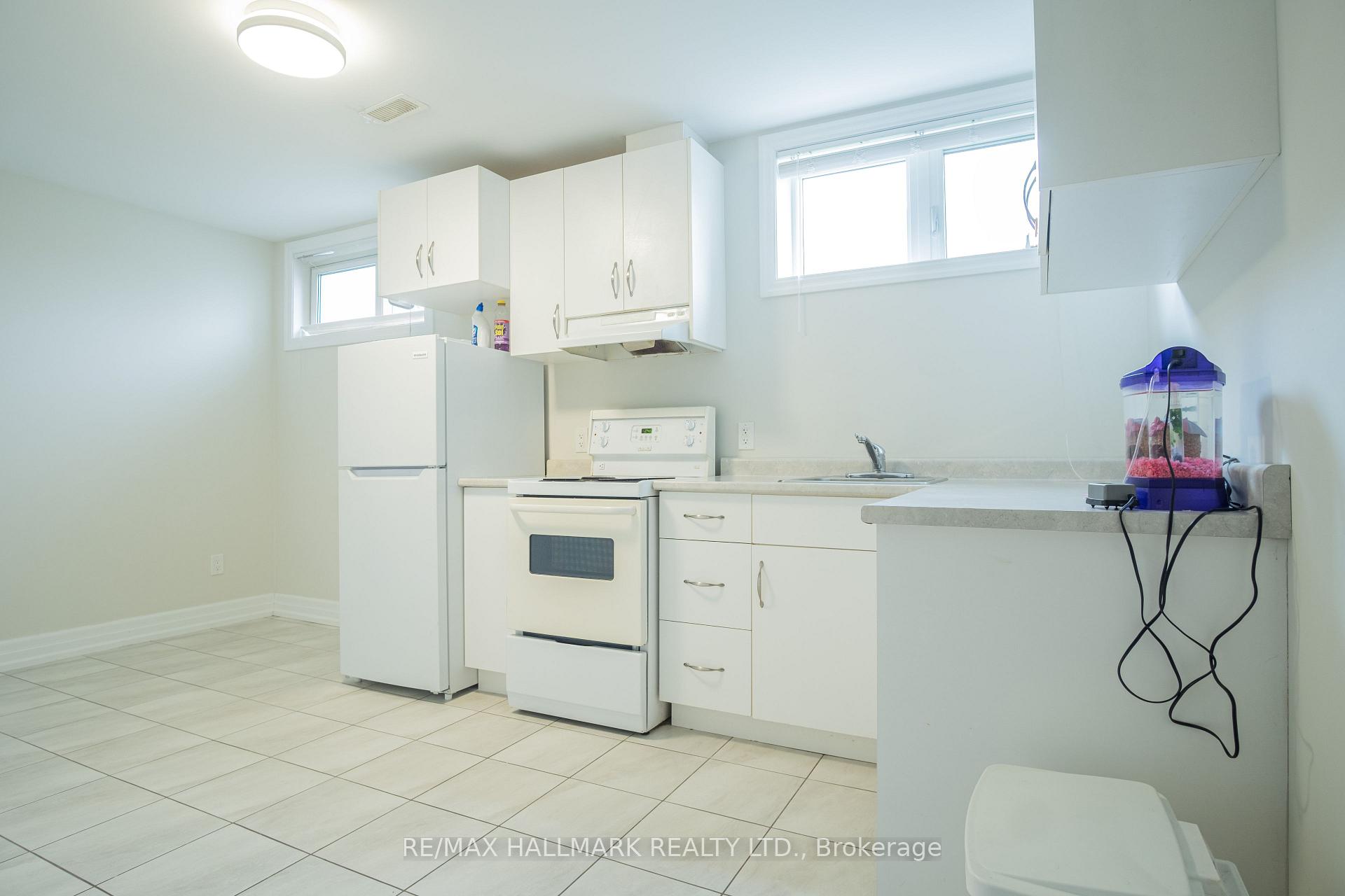 35 Roberta Drive 1, Toronto C04 — photo 2 of 5