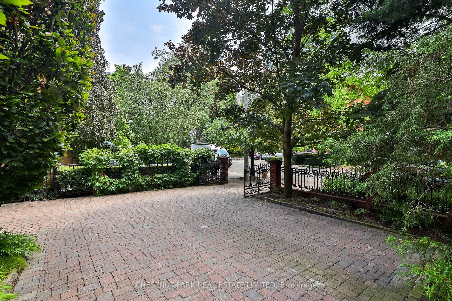 46 Lowther Avenue, Toronto C02 — photo 3 of 5