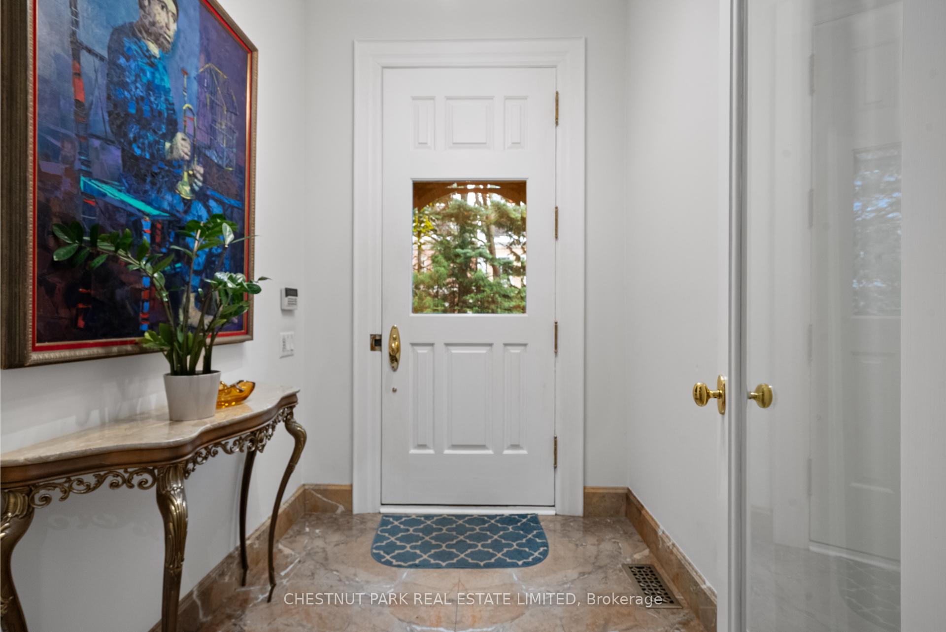 46 Lowther Avenue, Toronto C02 — photo 4 of 5