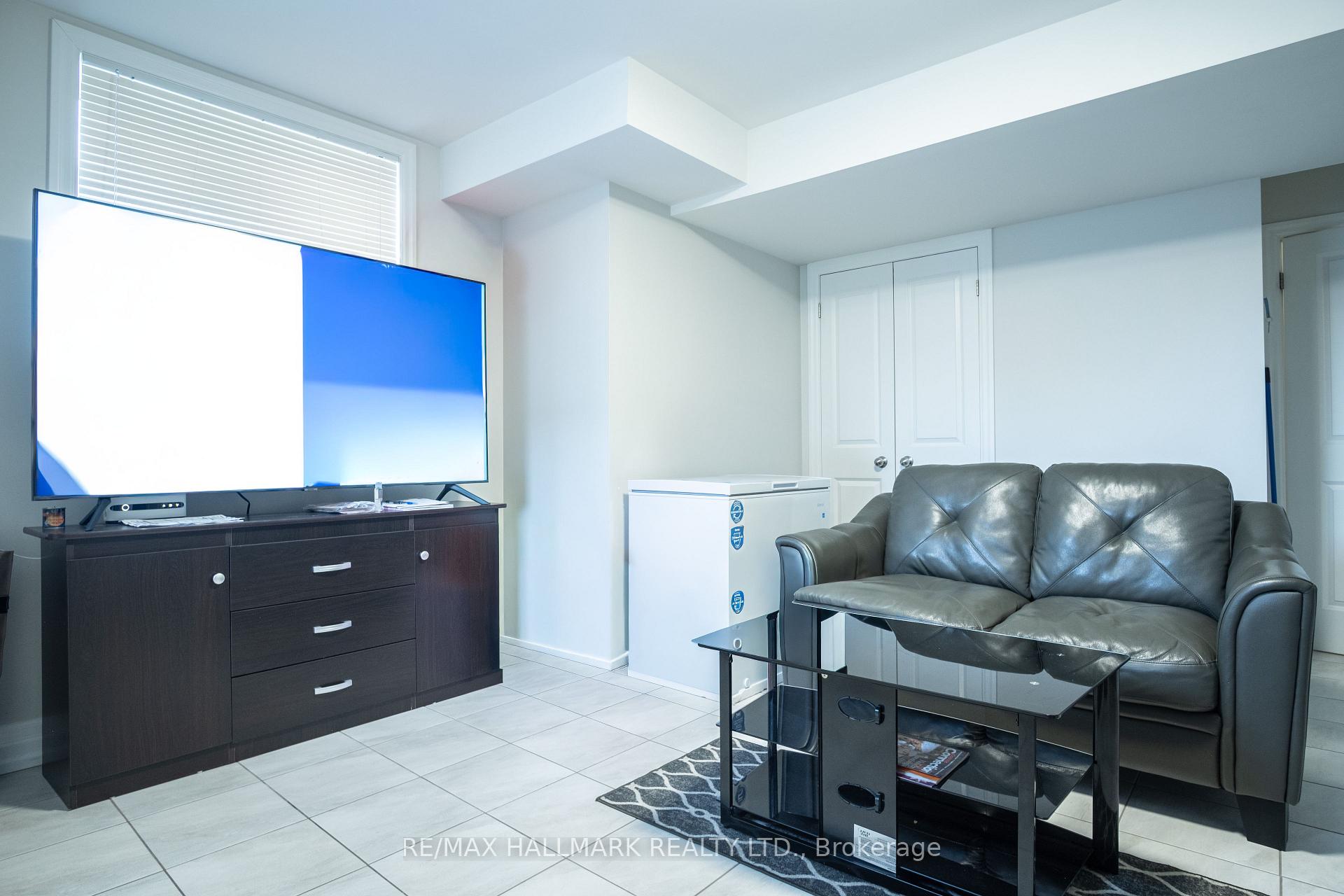 35 Roberta Drive 2, Toronto C04 — photo 2 of 5