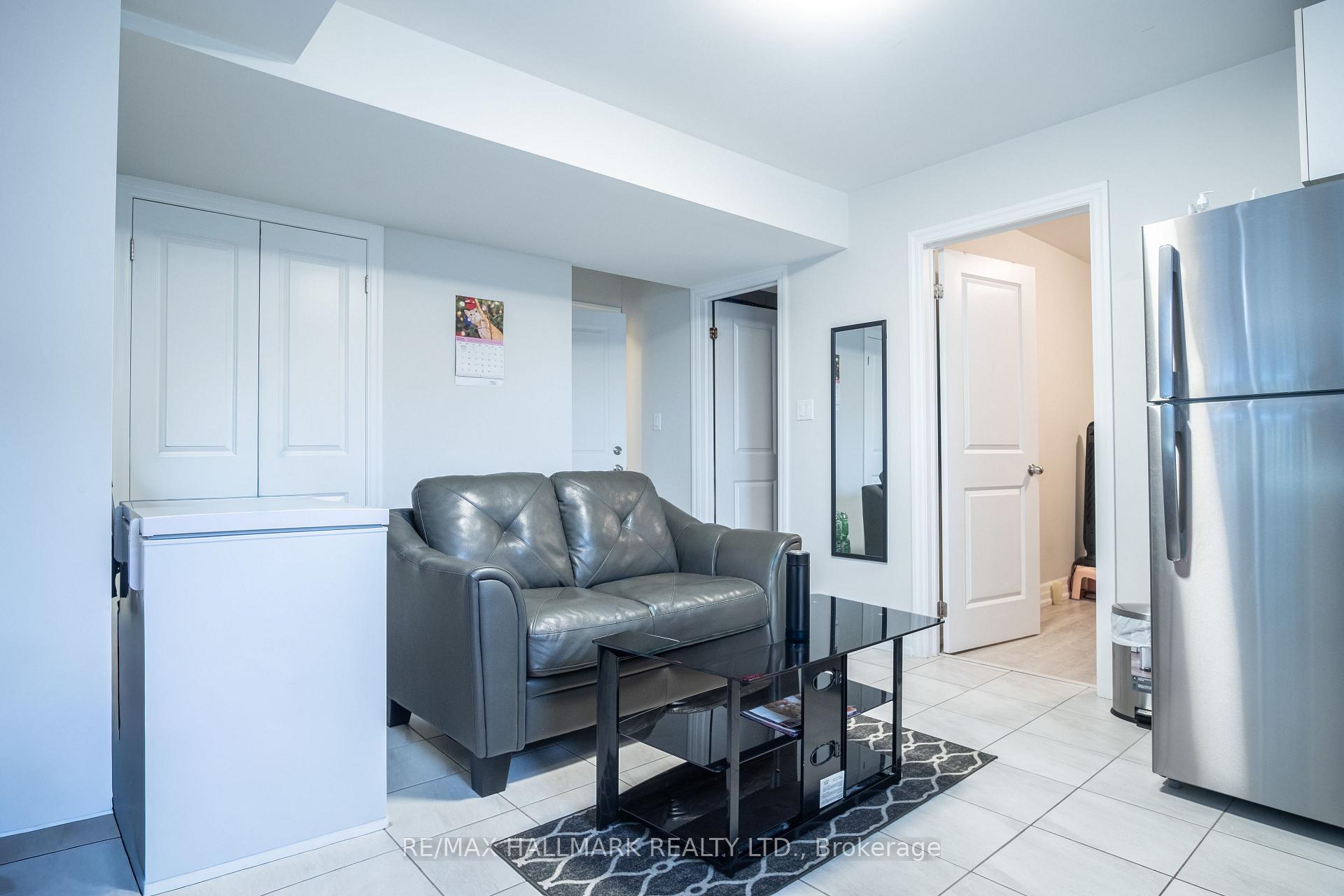 35 Roberta Drive 2, Toronto C04 — photo 3 of 5