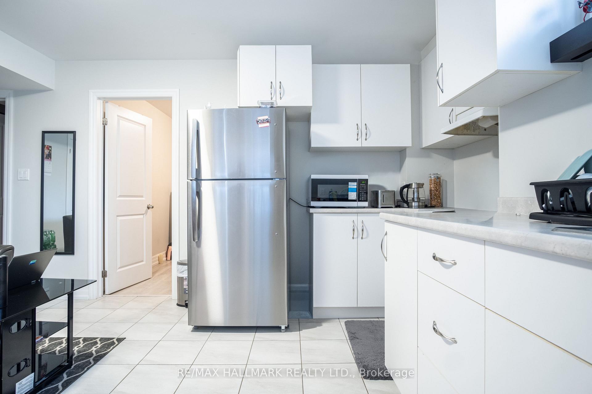 35 Roberta Drive 2, Toronto C04 — photo 4 of 5