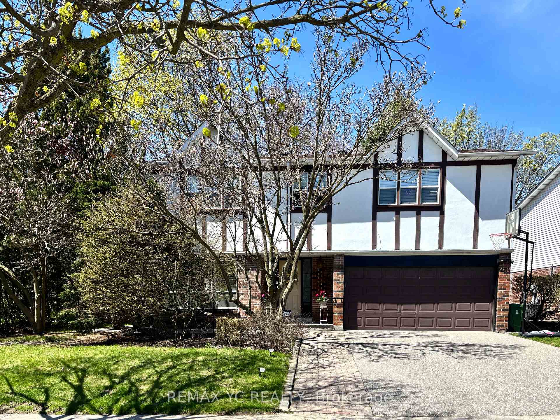 244 Banbury Road, Toronto C13, ON M3B 3C8