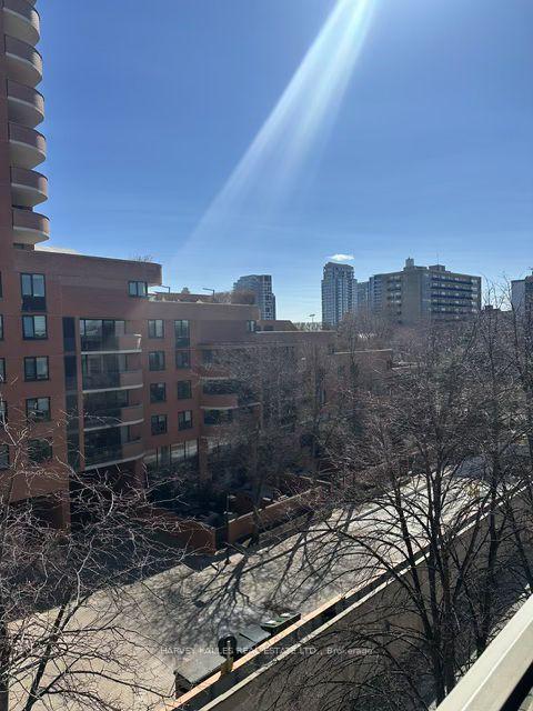 18 Lower Village Gate PH4, Toronto C03, ON M5P 3M1