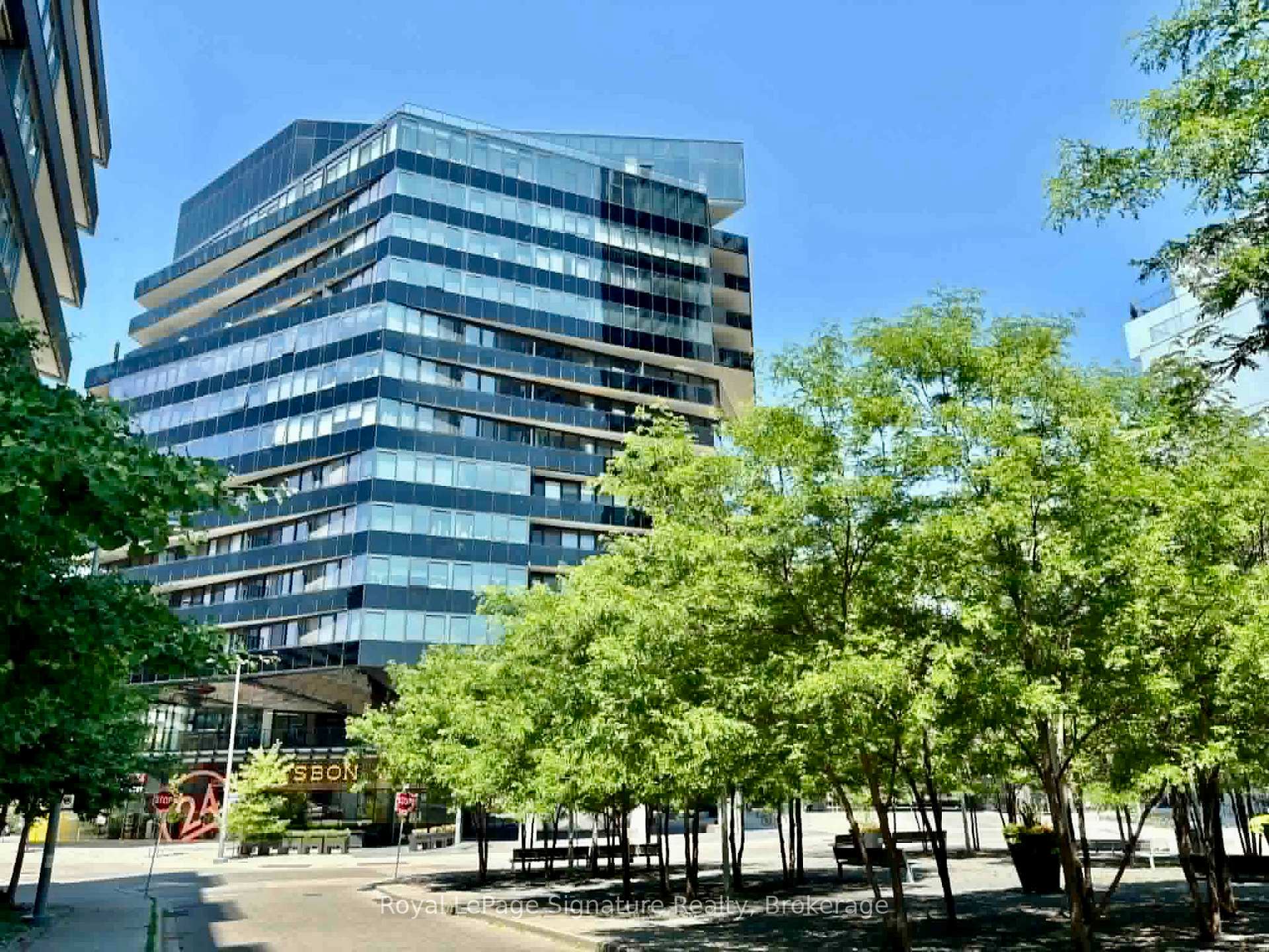 21 Lawren Harris Square 514, Toronto C08, ON M5A 0T4