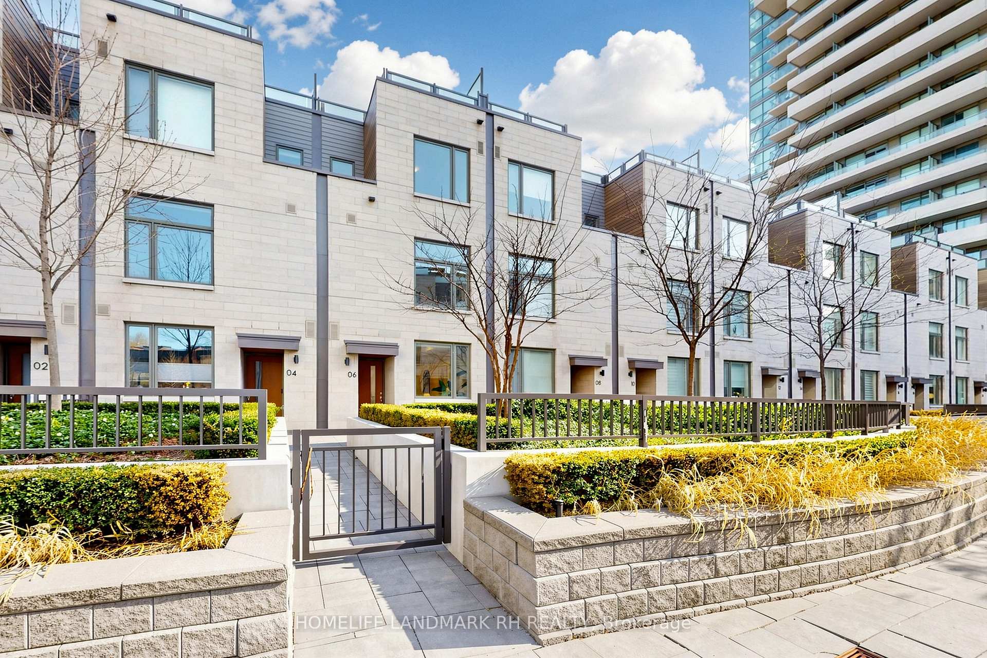 270 Davenport Road TH6, Toronto C02, ON M5R 0C1