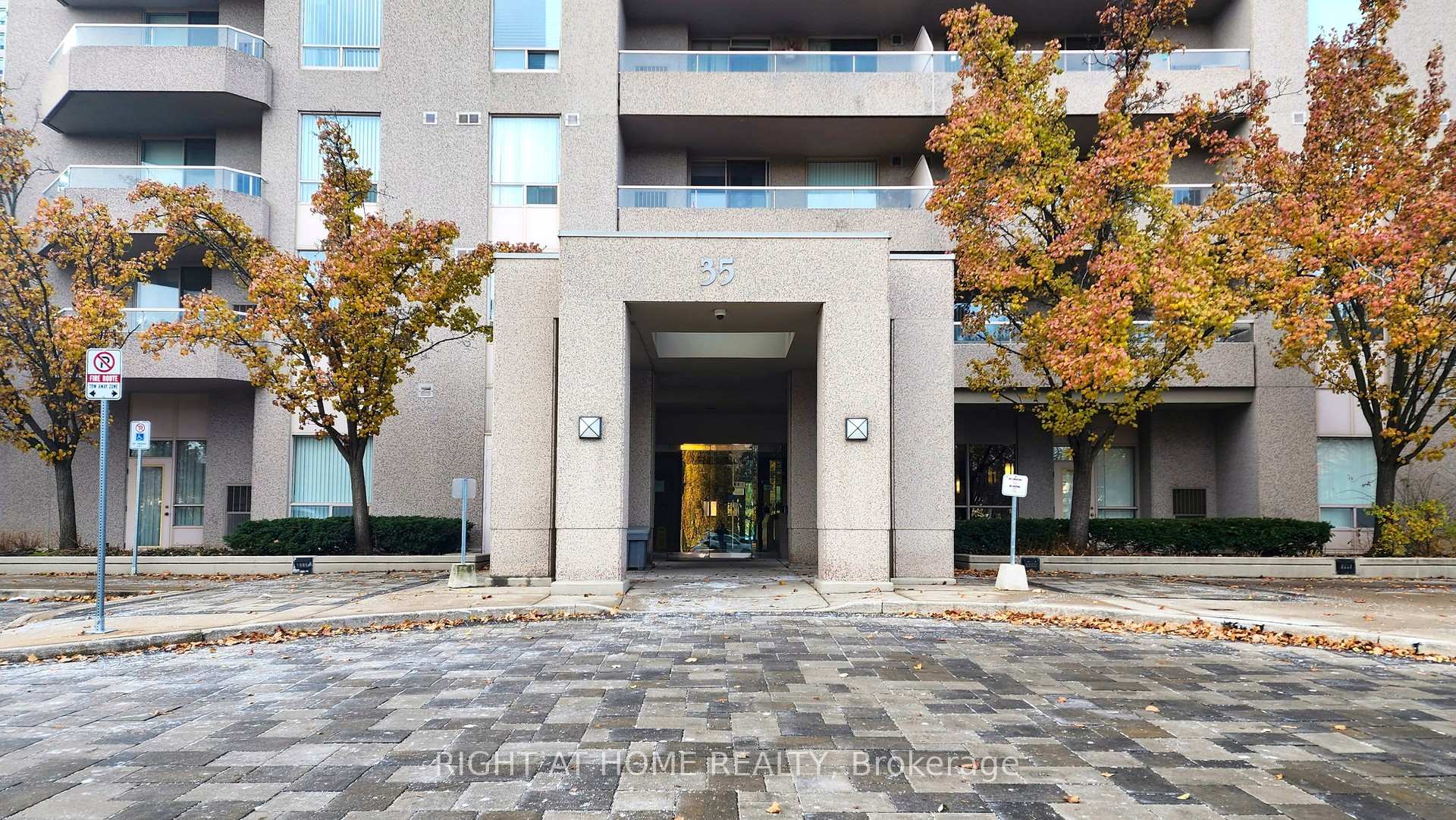 35 Empress Avenue 207, Toronto C14, ON M2N 6T3