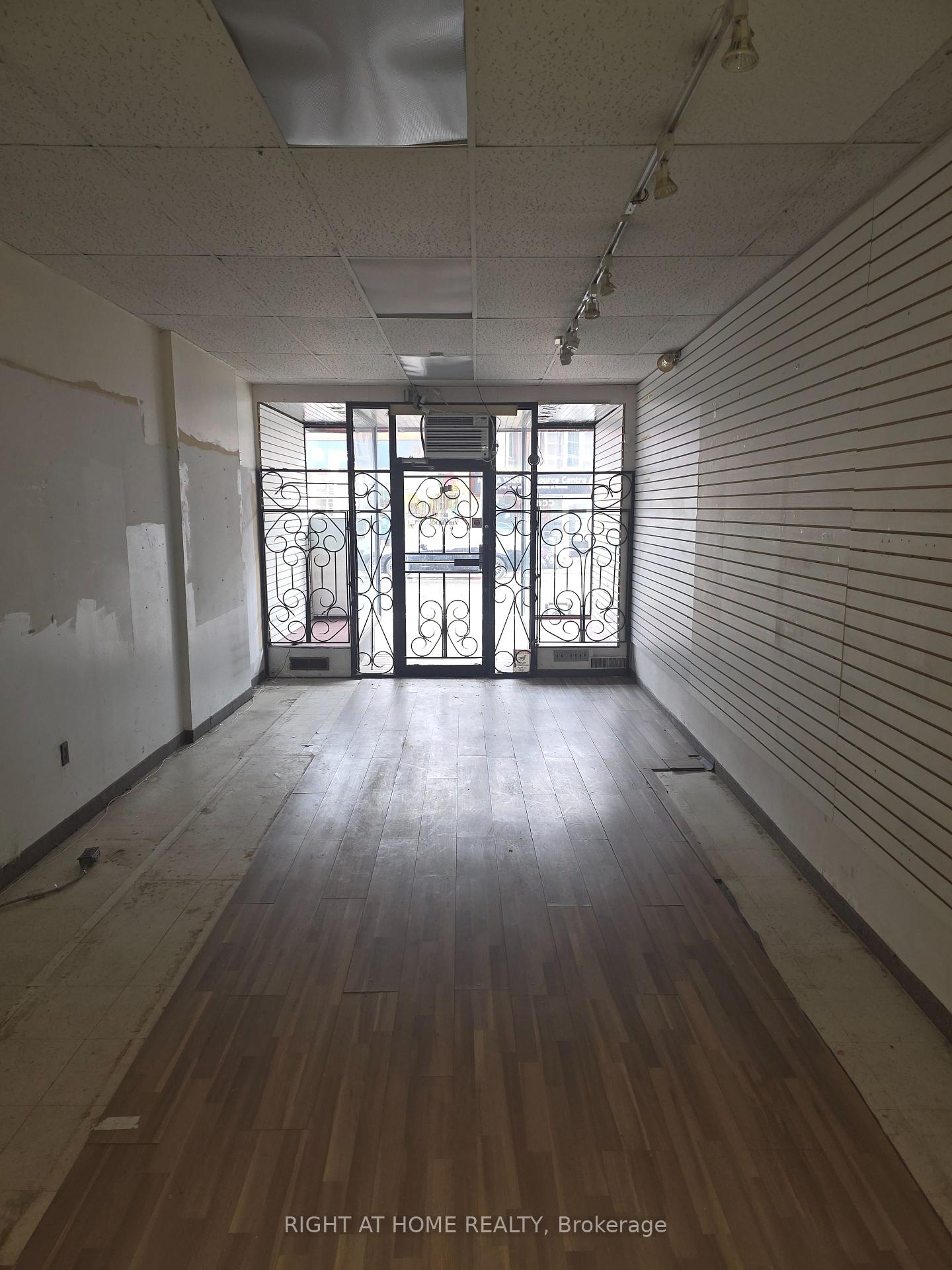 654 Bloor Street W, Toronto C02 — photo 2 of 5