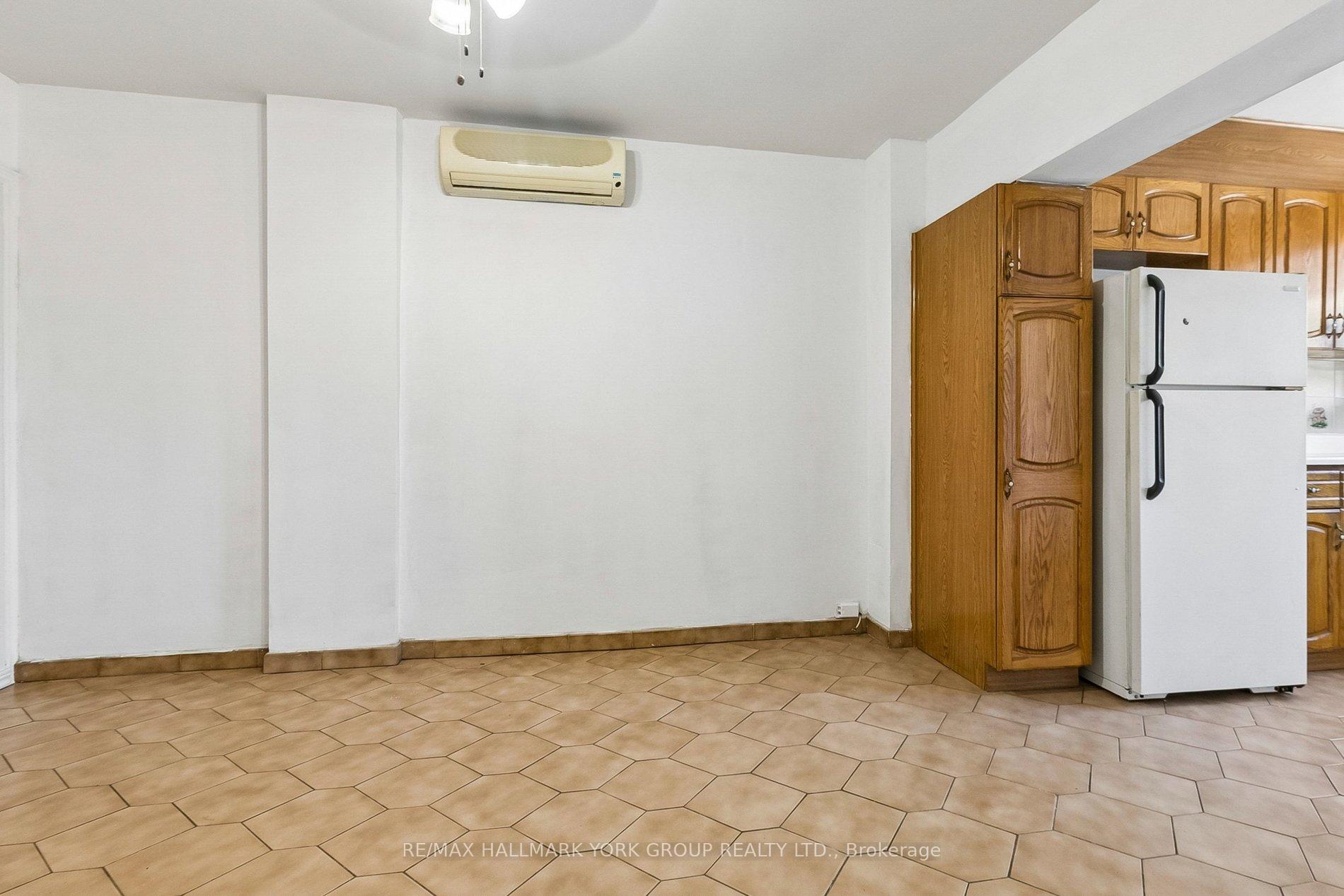472 Winona Drive Main Fl, Toronto C03 — photo 4 of 5