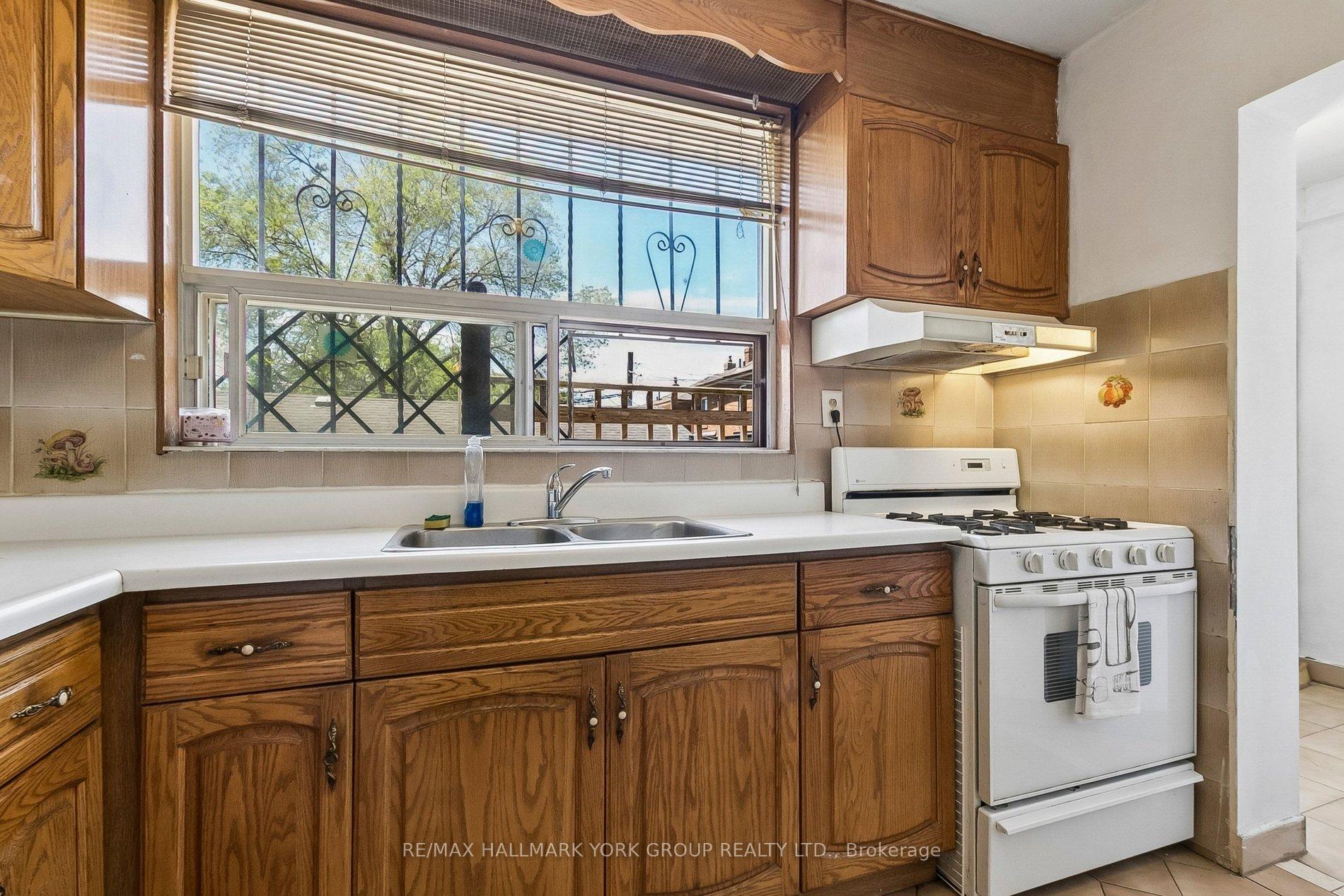 472 Winona Drive Main Fl, Toronto C03 — photo 5 of 5