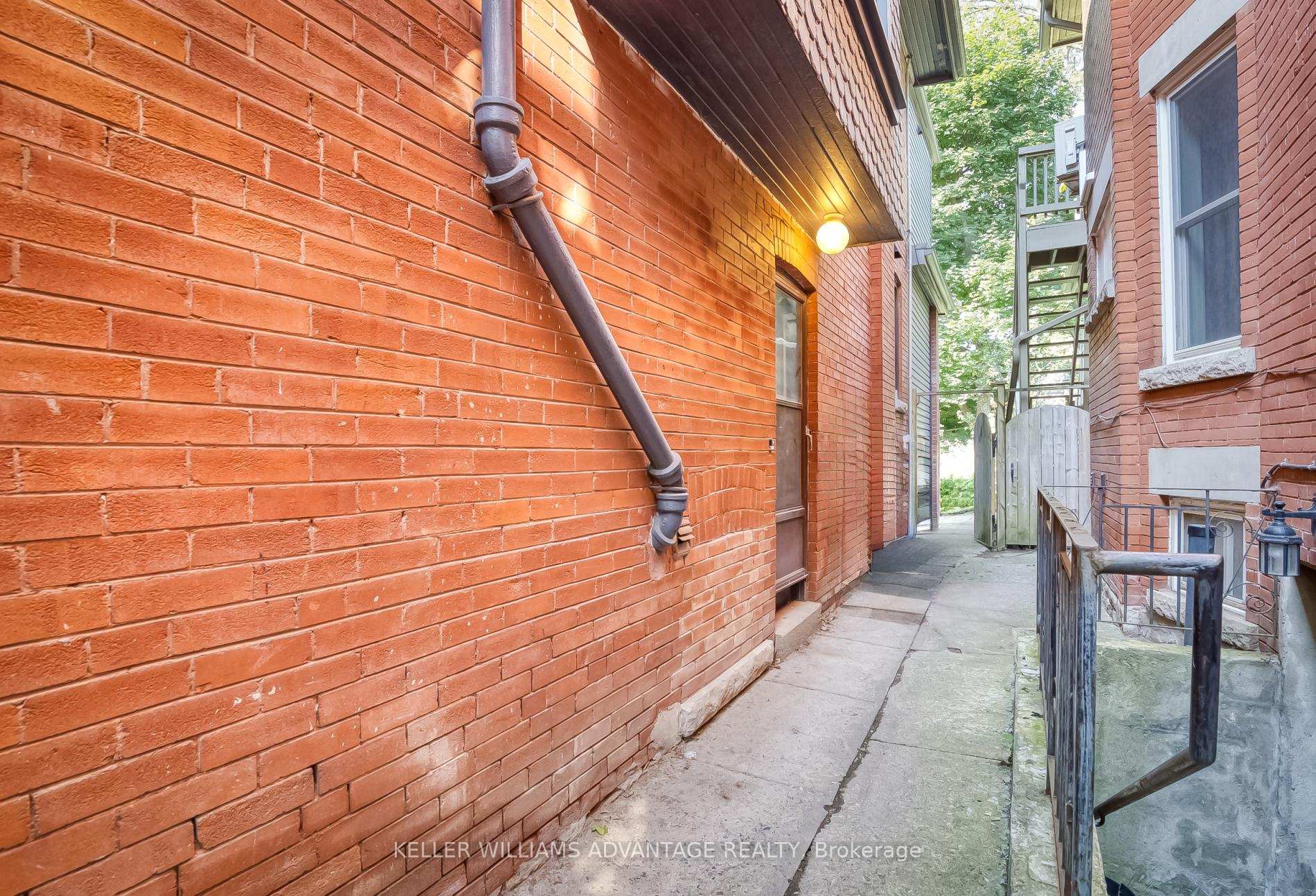 146 Madison Avenue Lower, Toronto C02 — photo 2 of 5