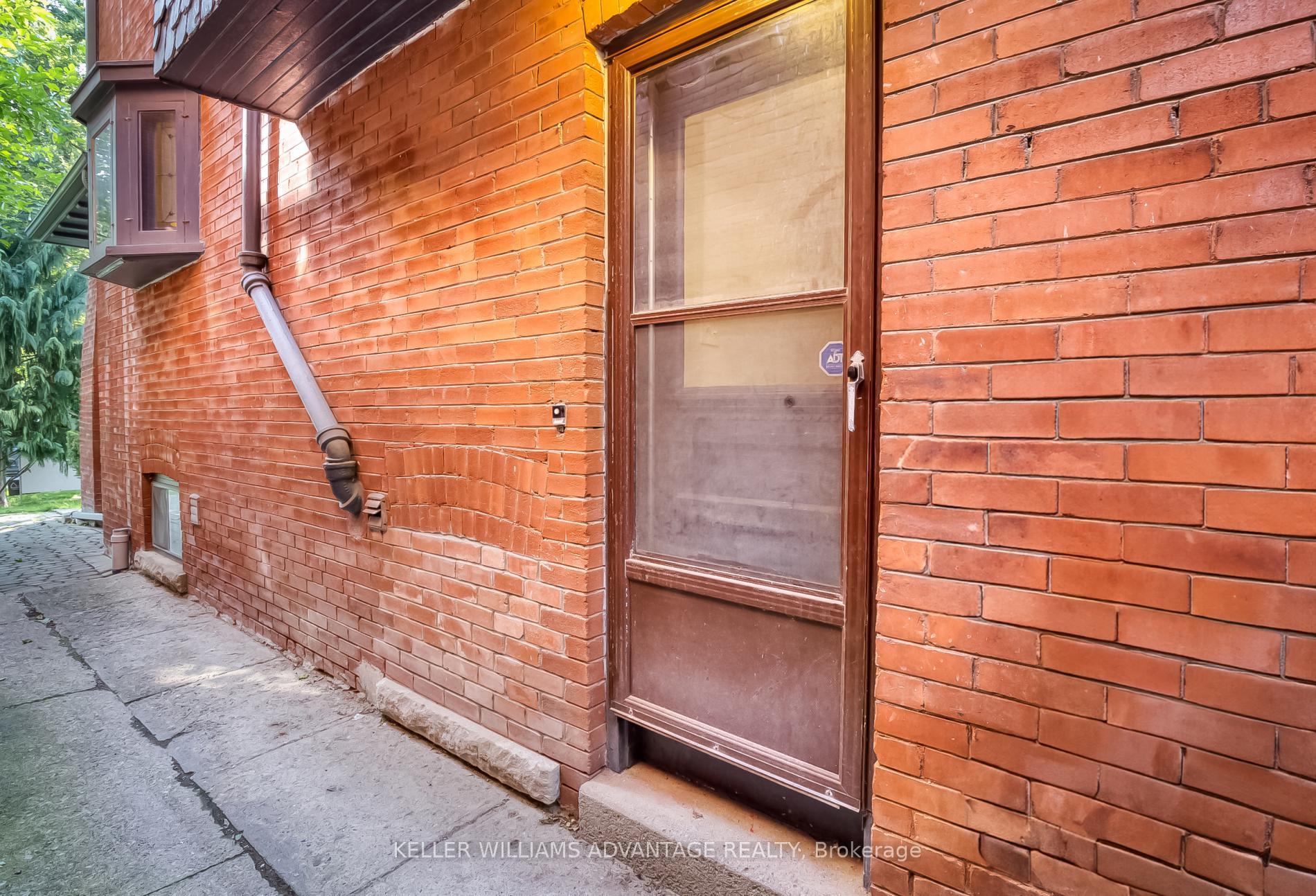 146 Madison Avenue Lower, Toronto C02 — photo 3 of 5