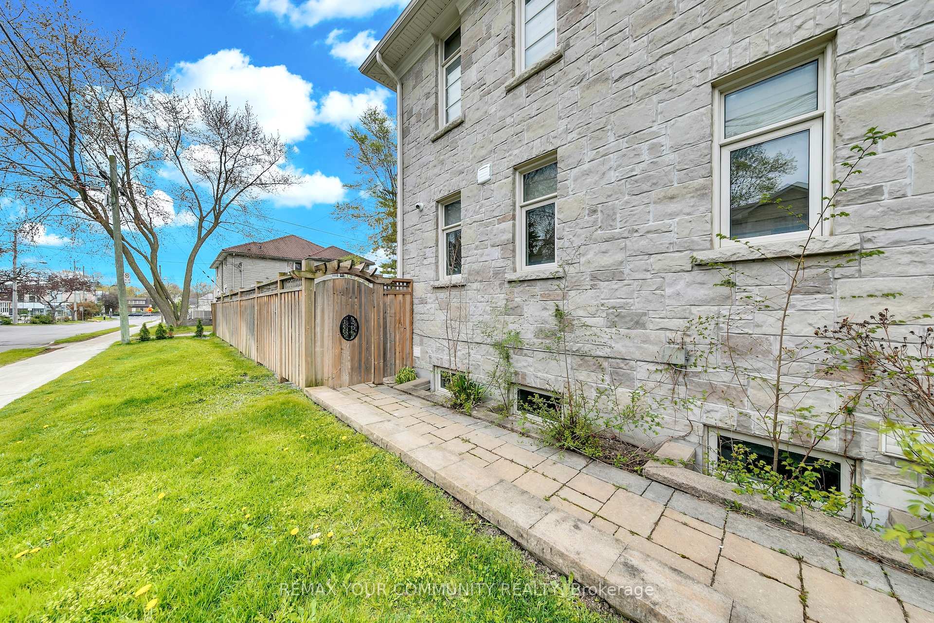 179 greenfield Avenue, Toronto C14 — photo 3 of 5