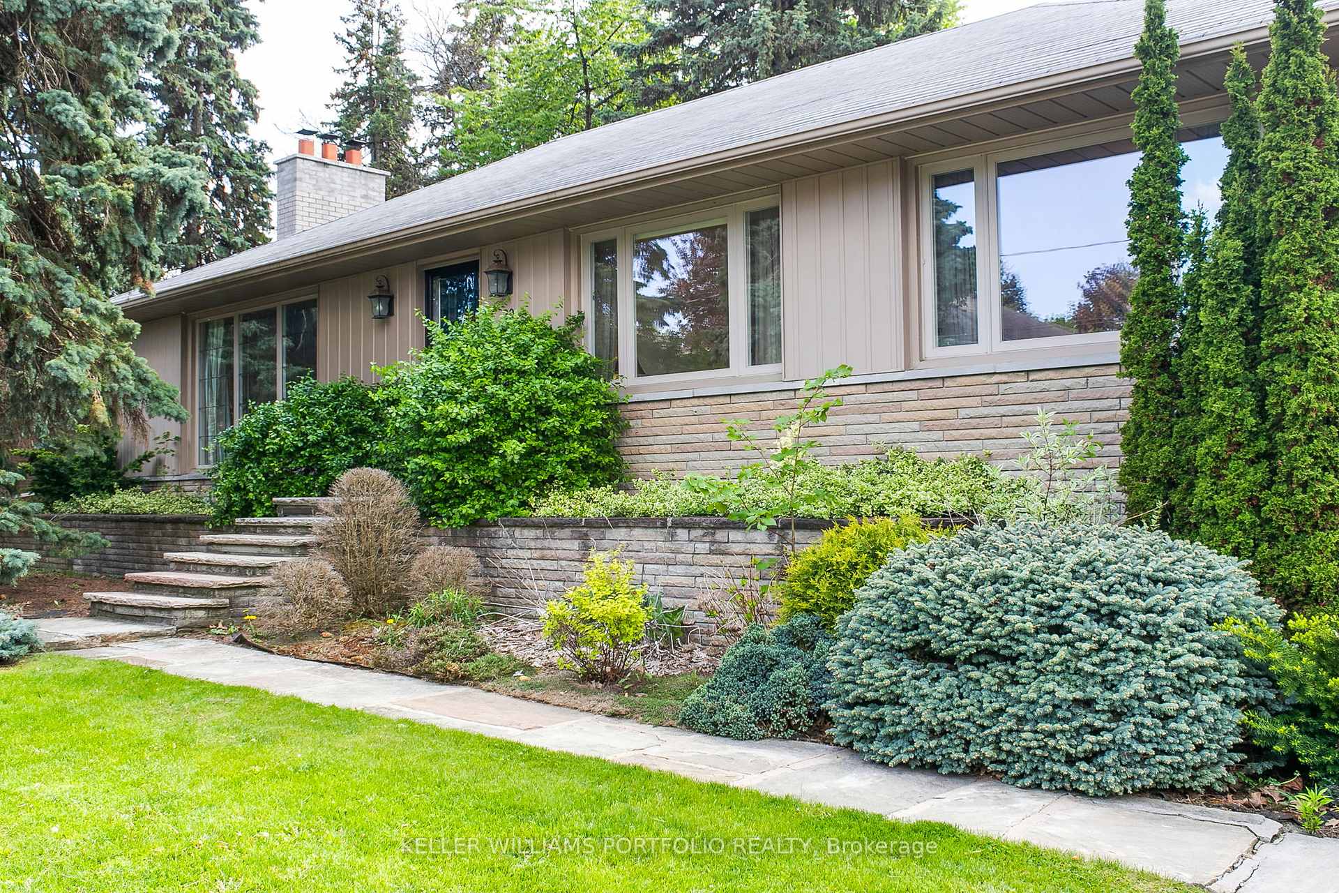 29 Winlock Park, Toronto C14 — photo 2 of 5