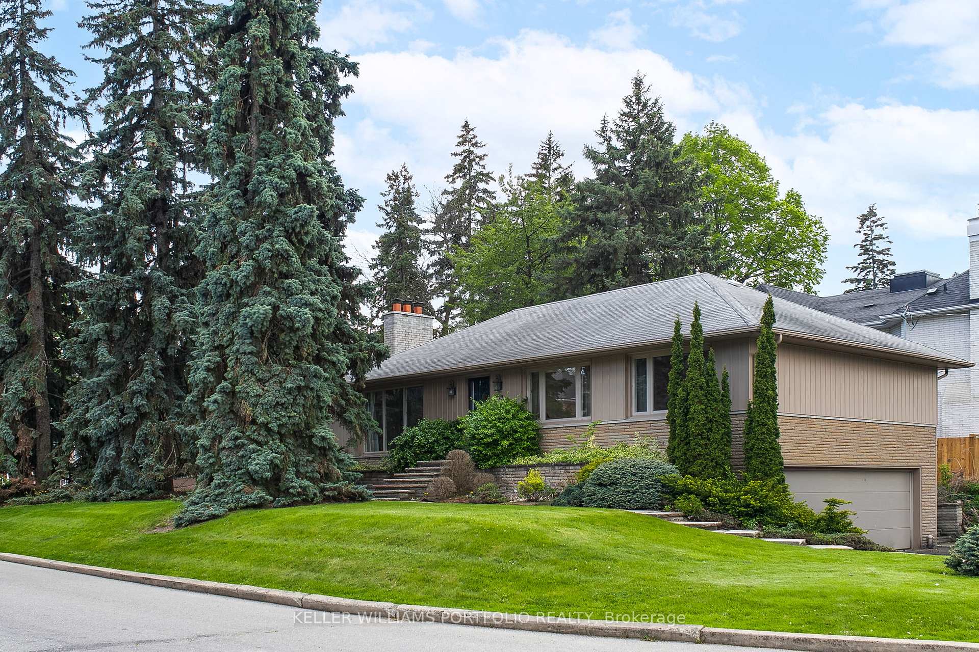 29 Winlock Park, Toronto C14 — photo 3 of 5