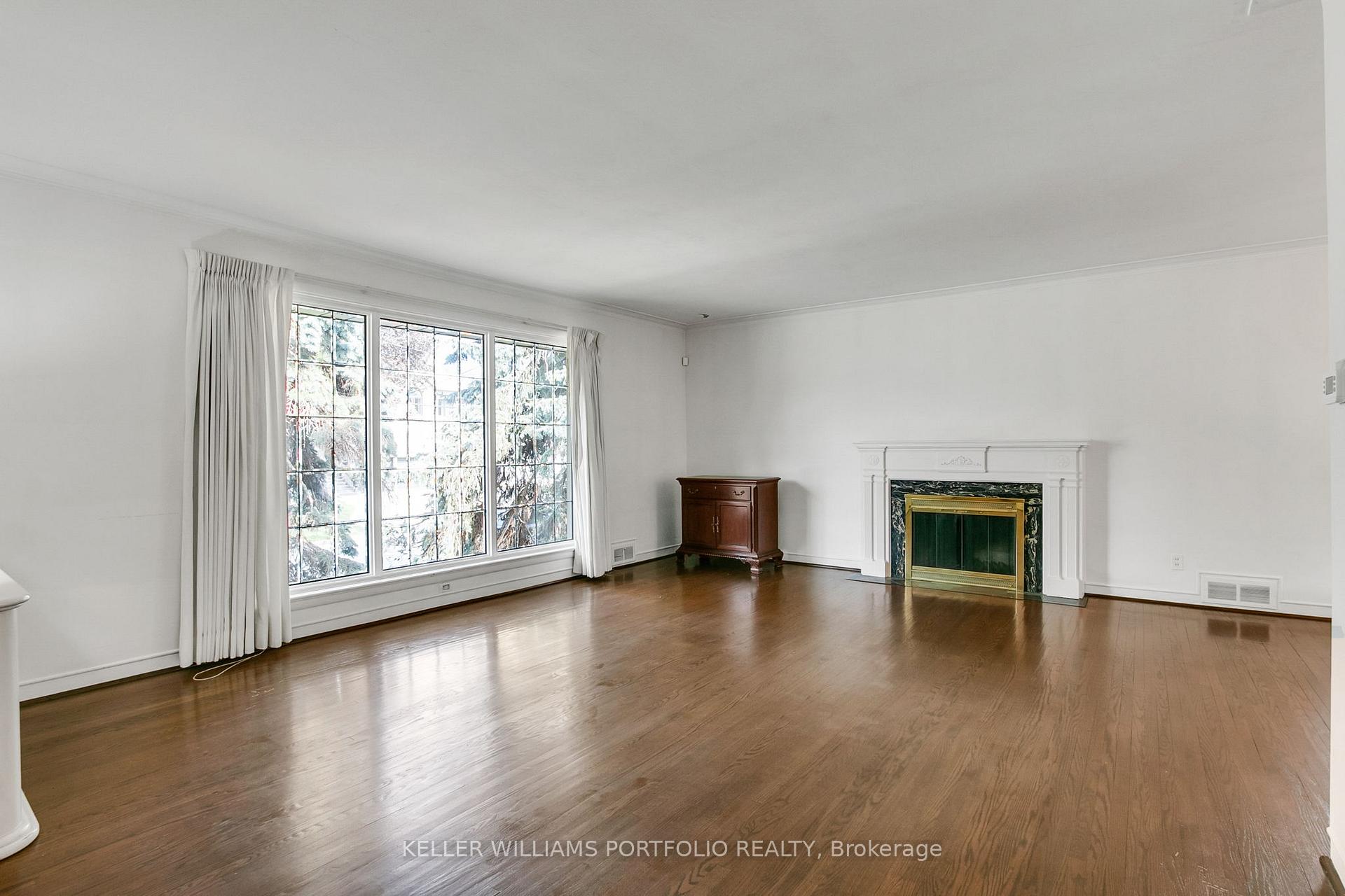 29 Winlock Park, Toronto C14 — photo 4 of 5
