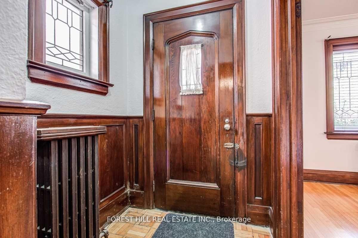 138 Castlewood Road, Toronto C04 — photo 4 of 5