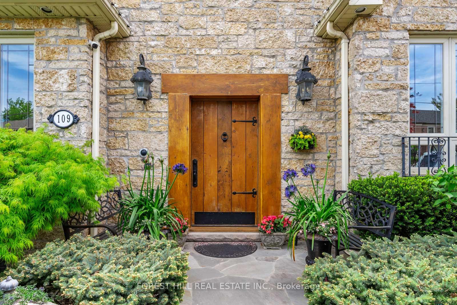 109 Dell Park Avenue, Toronto C04 — photo 4 of 5