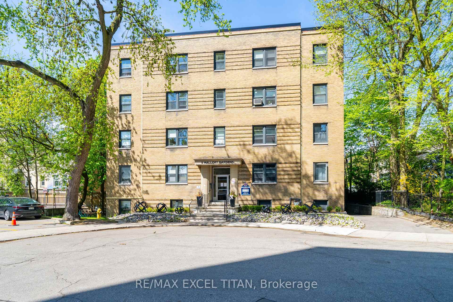 8 Mallory Gardens 24, Toronto C02, ON M4V 2A6 — Toronto C02, Ontario