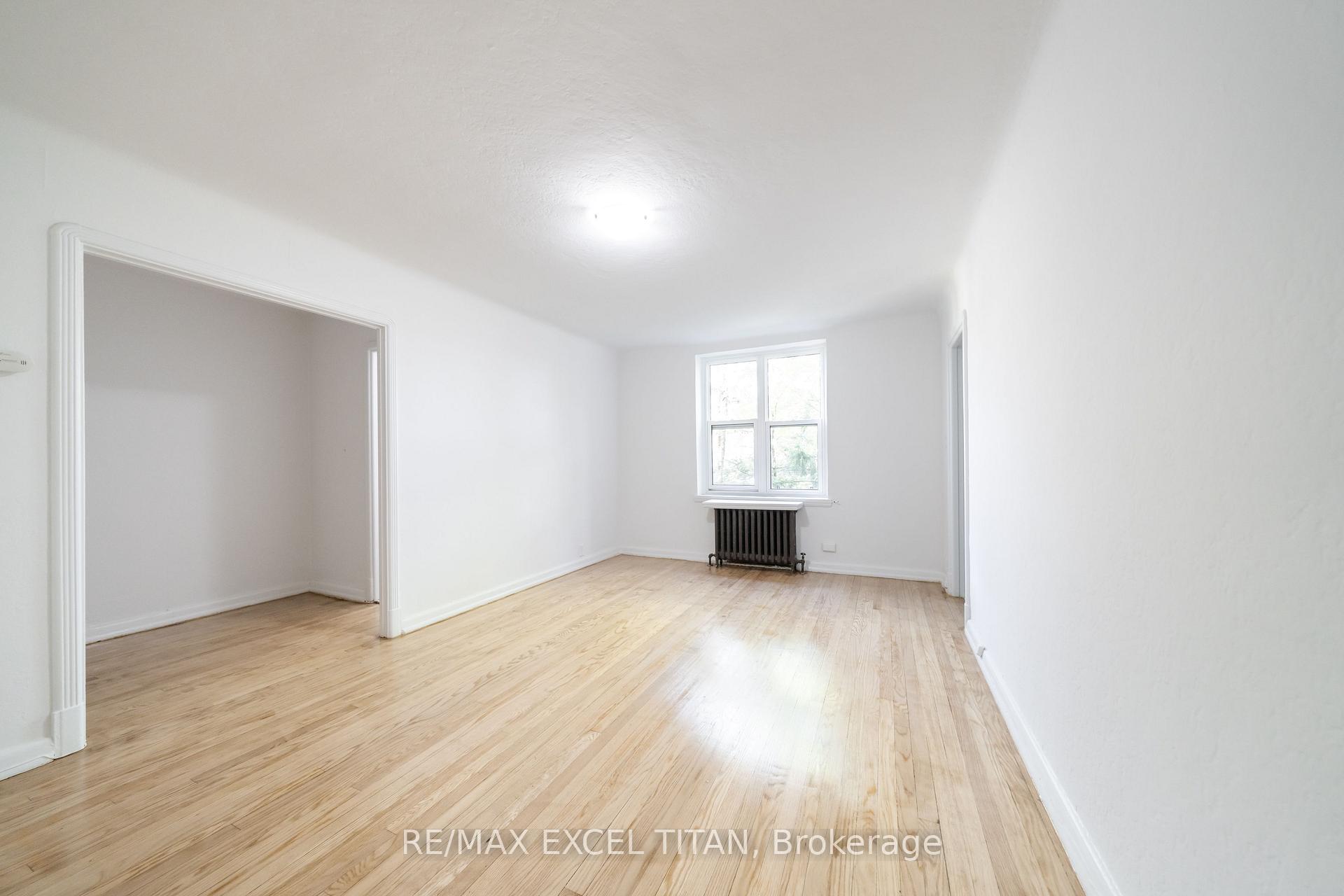 8 Mallory Gardens 24, Toronto C02 — photo 2 of 5