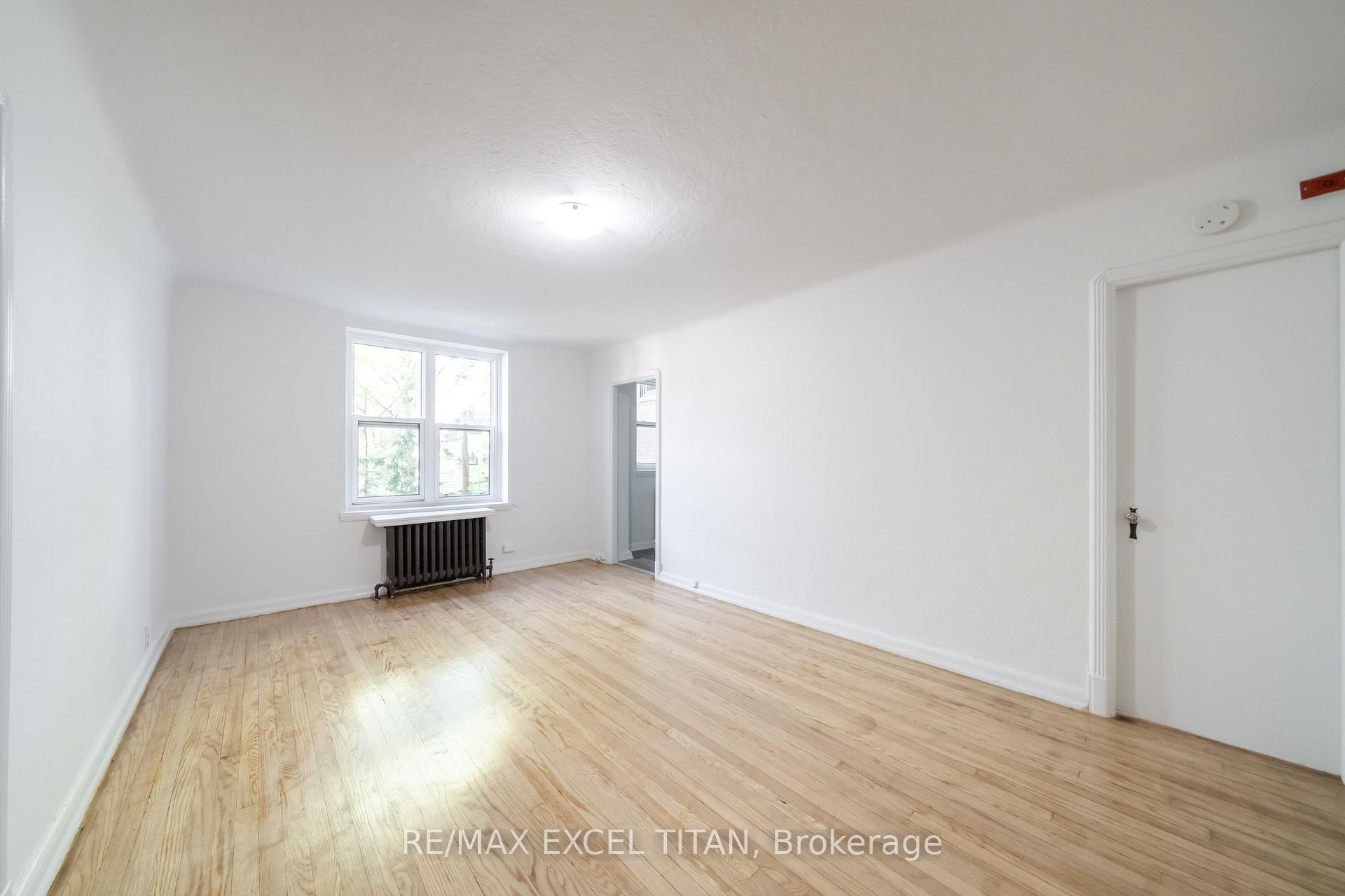8 Mallory Gardens 24, Toronto C02 — photo 4 of 5