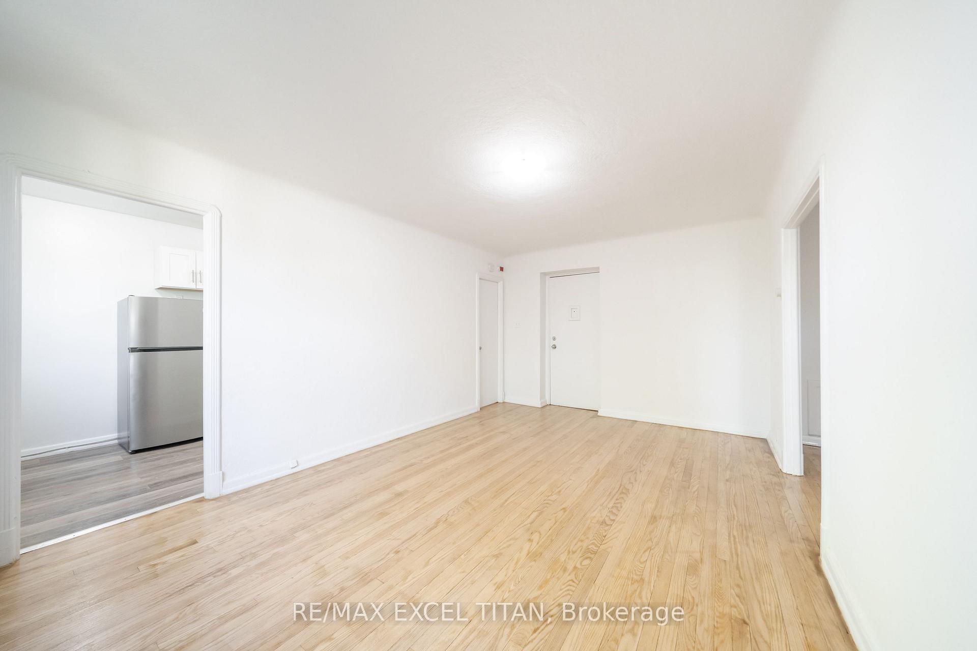 8 Mallory Gardens 24, Toronto C02 — photo 5 of 5